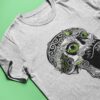 Totenkopf T-Shirt in hellgrau meliert mit schwarz-grünem Motiv
