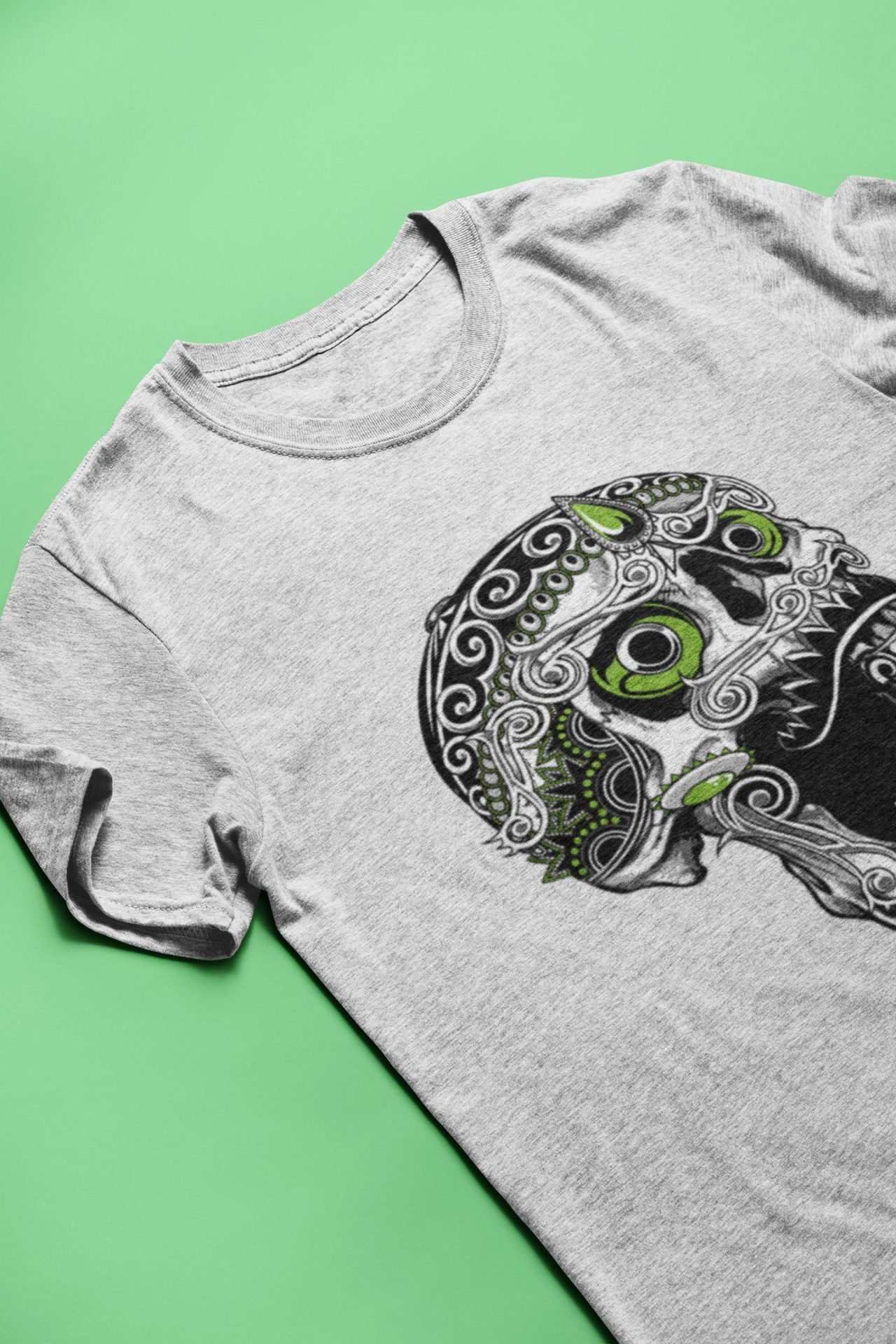 Totenkopf T-Shirt in hellgrau meliert mit schwarz-grünem Motiv